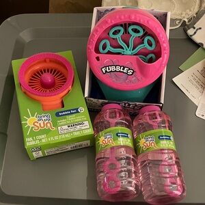 NWT Fubbles Bubble Fan Set with bubble maker and two bubbles